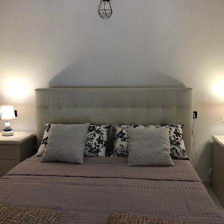 Elegante Monolocale Al Centro Del Paese Apartment Teulada Bagian luar foto