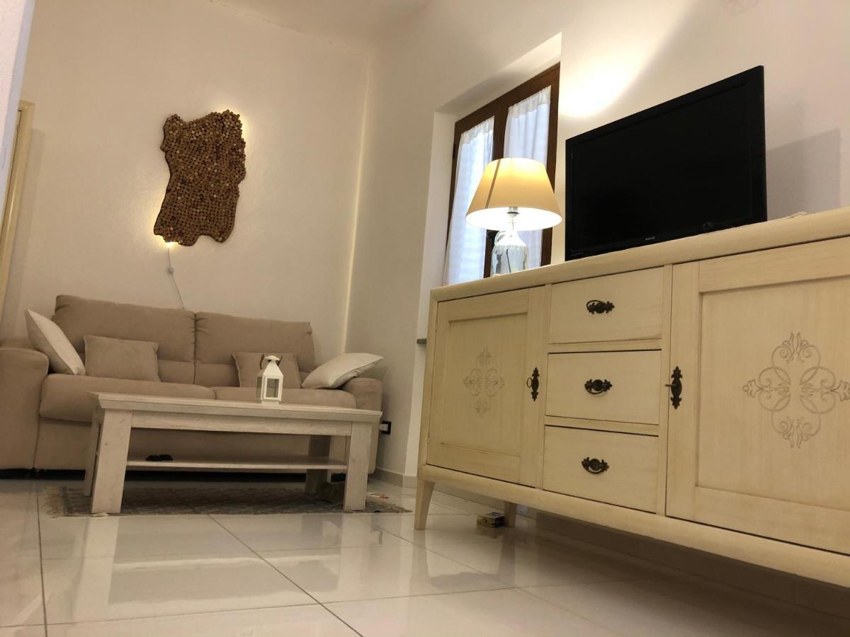 Elegante Monolocale Al Centro Del Paese Apartment Teulada Bagian luar foto